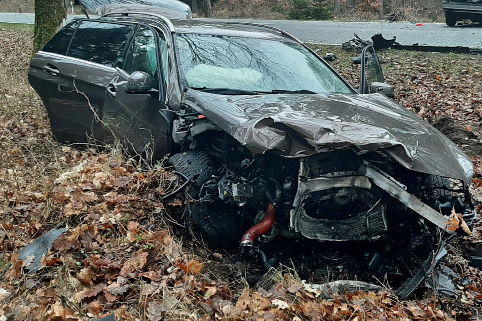 Mercedes gerät in Gegenverkehr: Zwei Schwerverletzte nach Frontalcrash