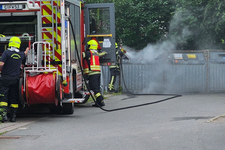 Chemnitz: Feuerwehreinsatz in Chemnitz: Mülltonne brennt