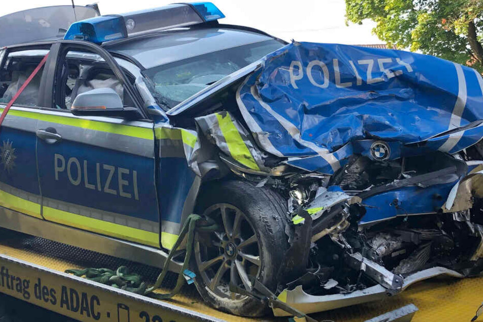 Auf der Bundesstraße 15 ist ein Nissan mit einem Polizeiauto frontal zusammengestoßen.