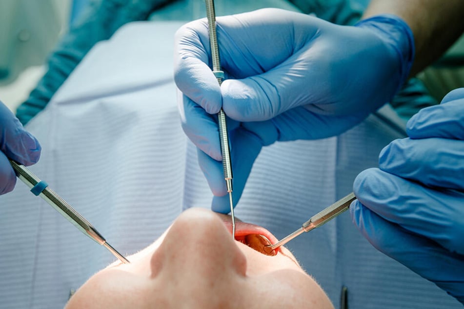 Ein Zahnarztbesuch kann ganz schön unangenehm sein, ist jedoch nichts im Vergleich zu dem, was ein dänischer Patient ertragen musste. (Symbolbild)