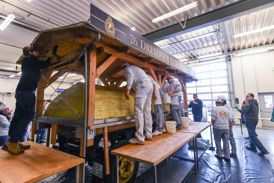 Dresdens derzeit größte Kalorienbombe: Der Riesenstriezel "ruht" bis zum Fest in der Messehalle. Ständig umsorgt von Bäckermeistern.