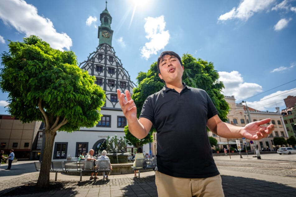 In Zwickau begeistert Yusuke Matsumura (31) mit seinen Pfeif-Künsten und seinem Gesang.