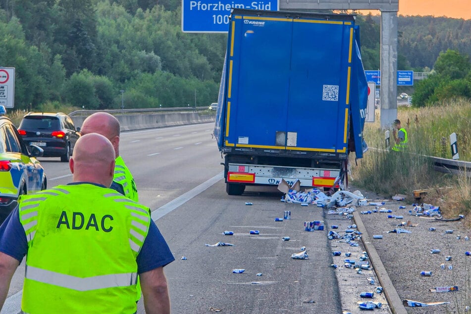 Die Ladung des Sattelzugs - jede Menge Red-Bull-Dosen - fiel aus dem Fahrzeug auf die Autobahn.