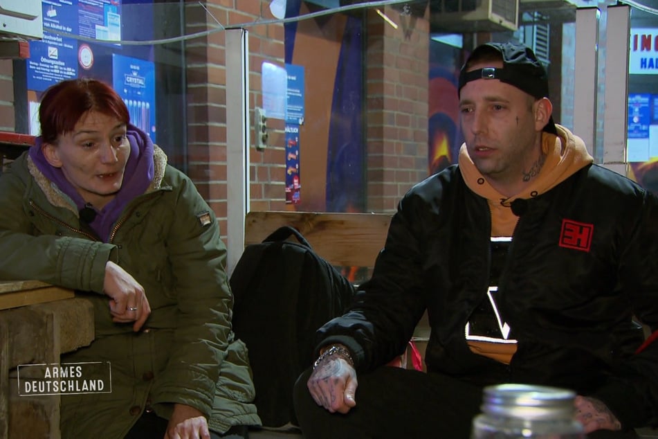 Carola sei mit Chris (34) nur befreundet.