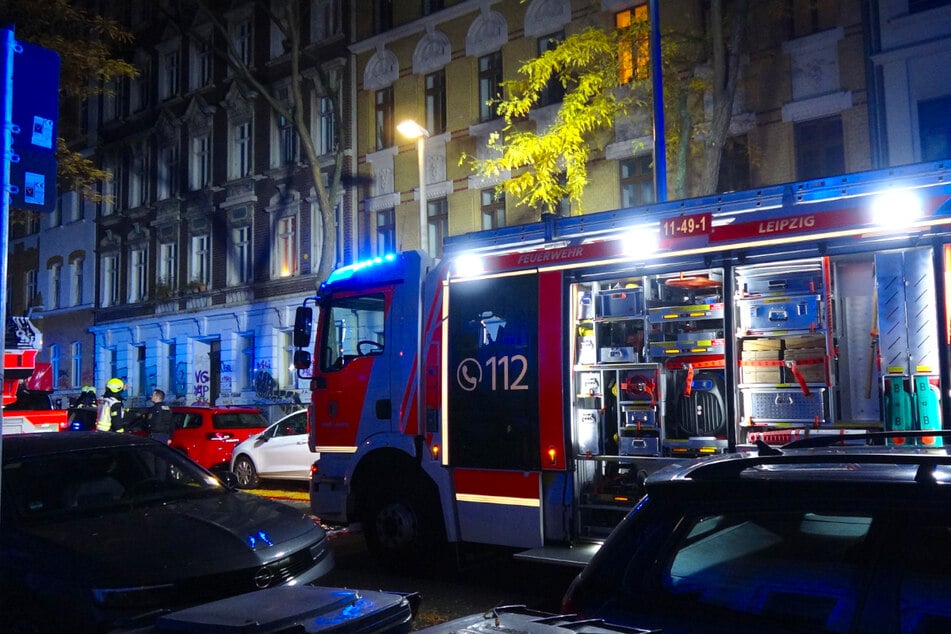 Die Feuerwehr rückte mit zahlreichen Kameraden in den Osten von Leipzig aus.