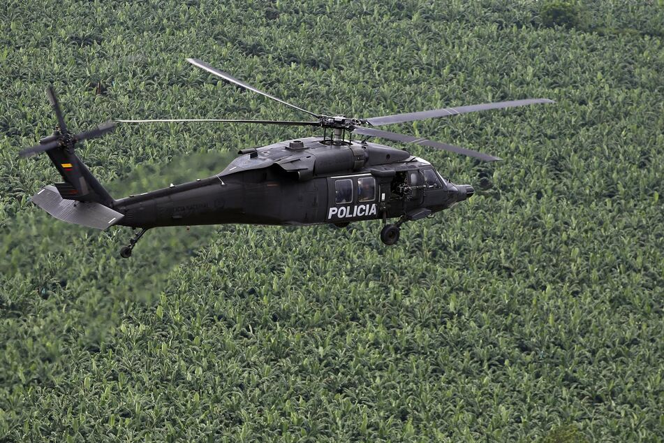 Ein Hubschrauber fliegt bei einem Anti-Drogen-Einsatz. Der Kampf gegen die organisierte Kriminalität währt seit Jahren fort.