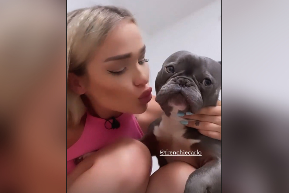 Emmy Russ (22) kuschelt mit der französischen Bulldogge Carlo.