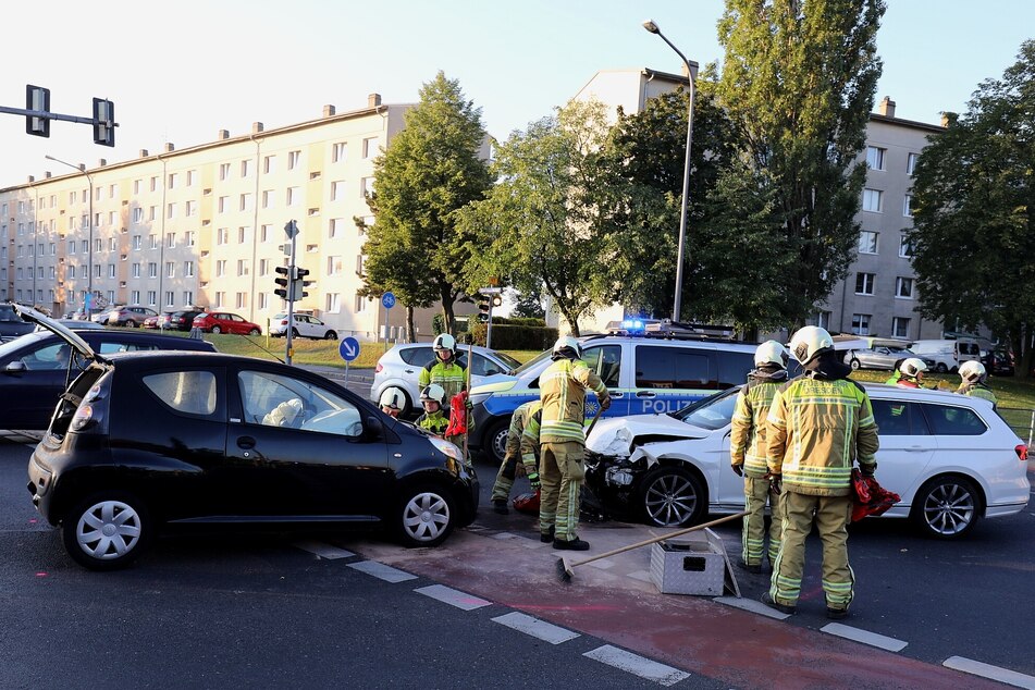 Die Feuerwehr war im Einsatz und kümmerte sich um ausgetretene Flüssigkeiten.