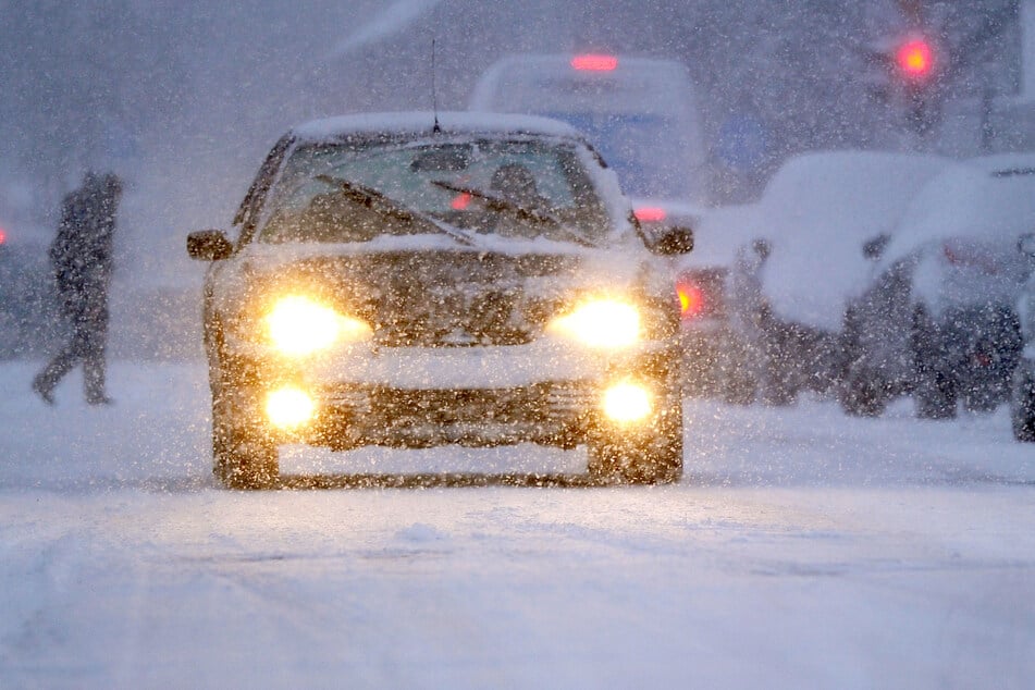 Der Wintereinbruch in Nordrhein-Westfalen zwingt die Autofahrer zu besonderer Vorsicht.