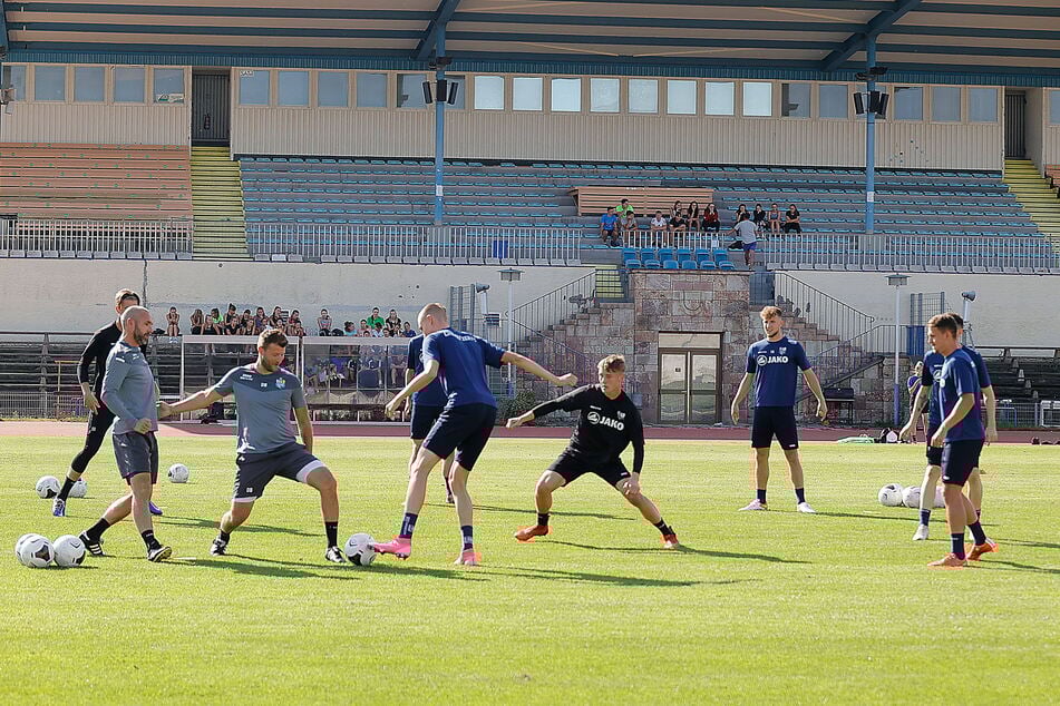 Jeder Mann zählt: CFC-Trainer Daniel Berlinski (35, 3. v. l.) trainiert derzeit selbst mit.