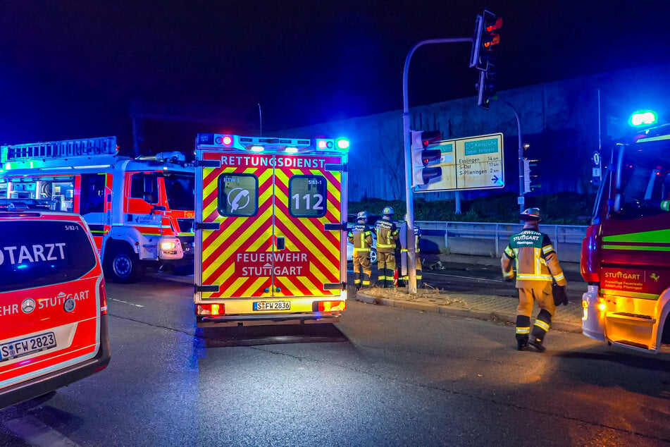 Zahlreiche Rettungskräfte waren zur Unfallstelle am Flughafentunnel geeilt.