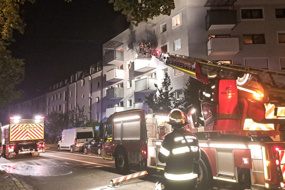 Über Drehleitern wurden Anwohner in Sicherheit gebracht.