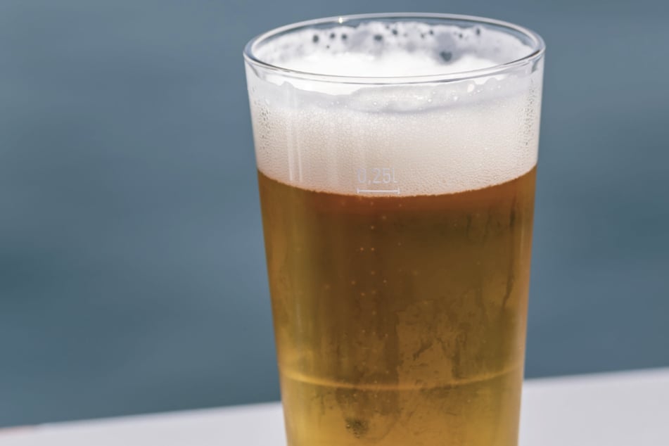 Die Erwachsenen sollen sowohl dem Baby, als auch einem Kleinkind Bier gegeben haben. (Symbolbild)