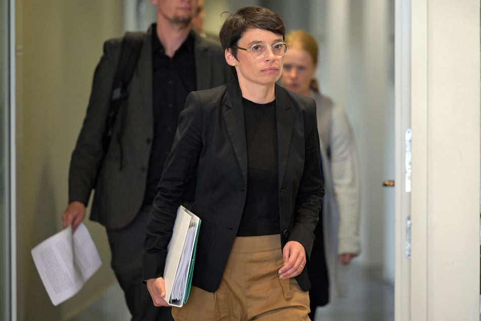 NRW-Fluchtministerin Josefine Paul (42, Grüne) war von Innenminister Reul nicht sofort über die gescheiterte Abschiebung des mutmaßlichen Solingen-Täters informiert worden.