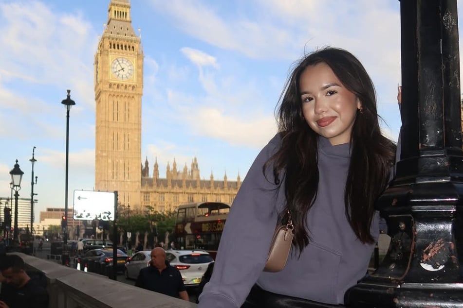 Jos kann ihre Reise nach London trotzdem genießen.