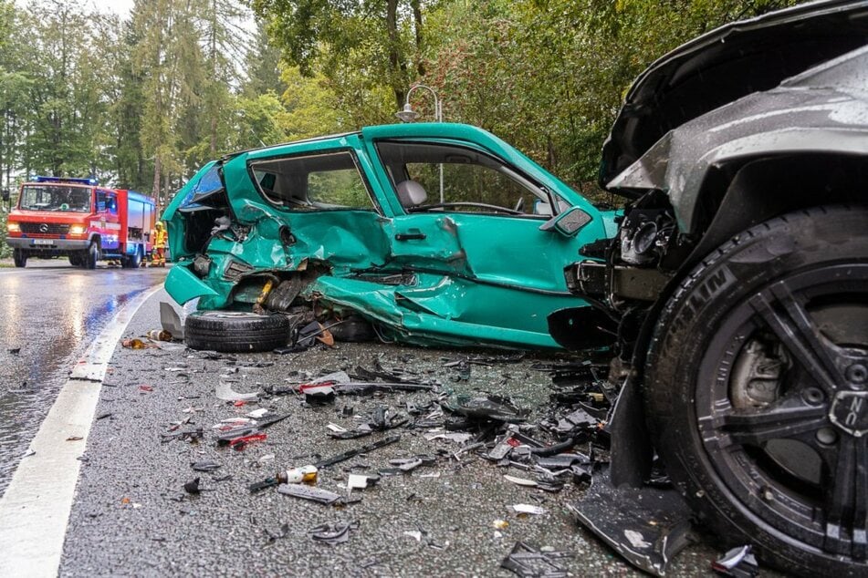 Beide Autos wurden heftig demoliert.