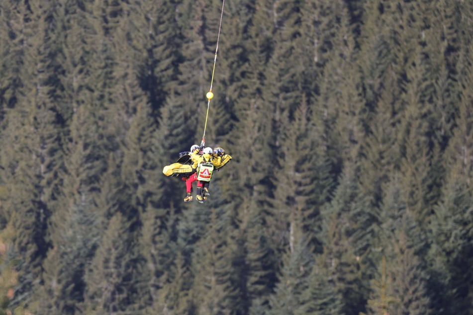 Der Österreicher Felix Hacker (25) zog sich ebenfalls eine schwere Knieverletzung zu und musste mit dem Hubschrauber abtransportiert werden.