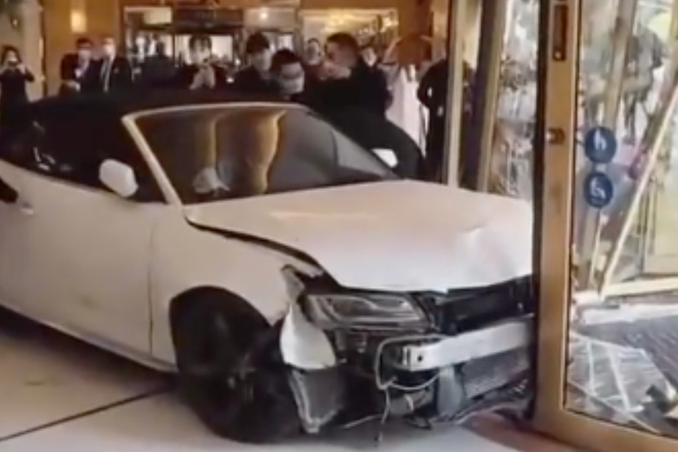 Ein 28-Jähriger rastete komplett aus und fuhr mit seinem Audi-Cabrio in eine Hotel-Lobby.