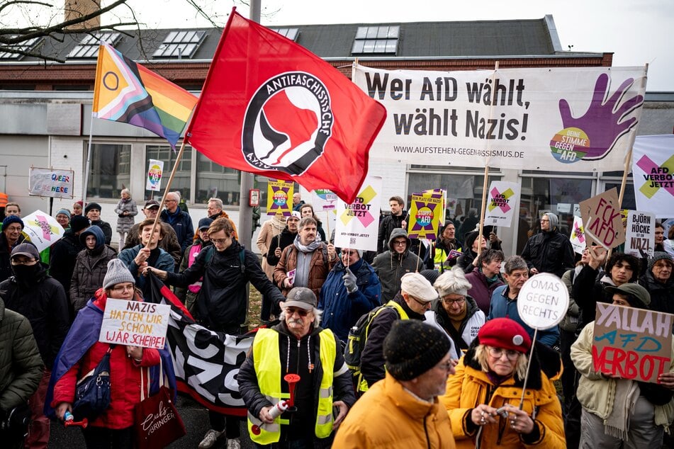 Hunderte Menschen protestierten am heutigen Samstag vor der AfD-Parteizentrale im Berliner Ortsteil Wittenau gegen Faschismus.