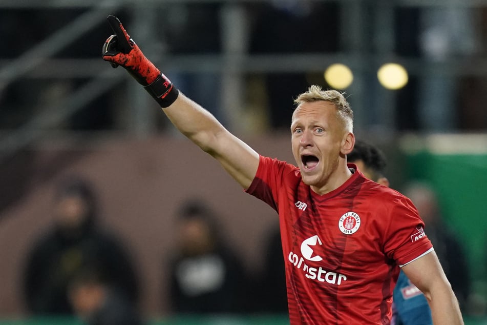 In der vergangenen Saison hütete Sascha Burchert (34) im DFB-Pokal das Tor des FC St. Pauli. In dieser Spielzeit kam er aufgrund von Beschwerden am Schambein noch zu keinem Einsatz.