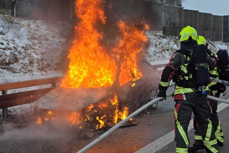 Der Mercedes brannte vollständig aus.