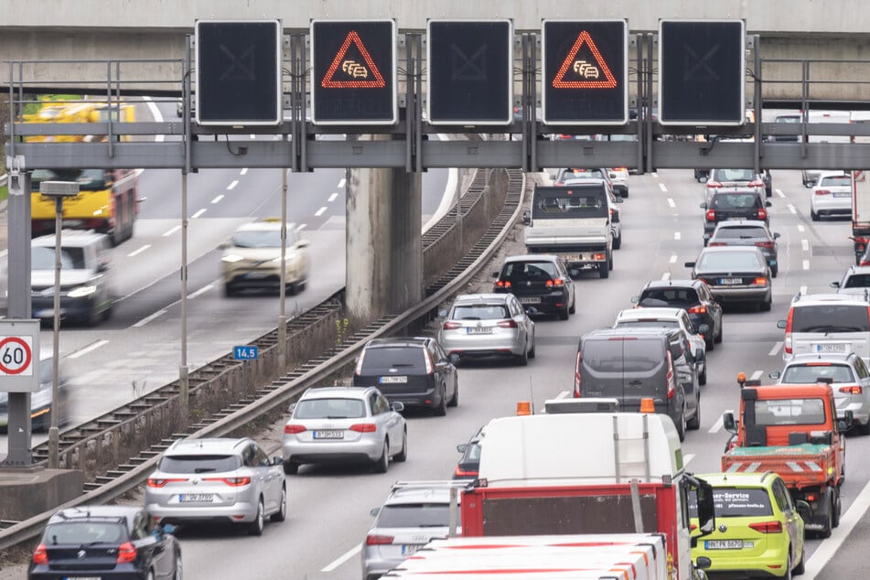 Weil es im Kreuz Schöneberg gekracht hat, hat sich auf der A100 ein langer Stau gebildet. (Archivbild)