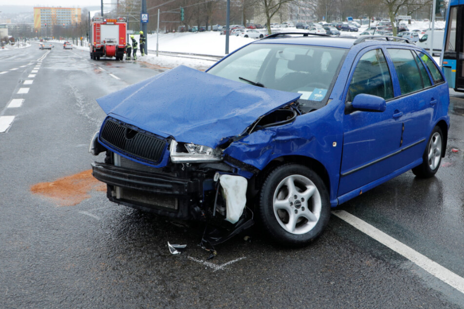 Der Skoda-Fahrer wurde bei dem Unfall verletzt.