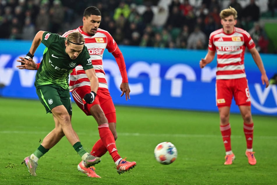 Lovro Majer (l.) erzielt mit dem dritten Torschuss der Wölfe das 3:0.