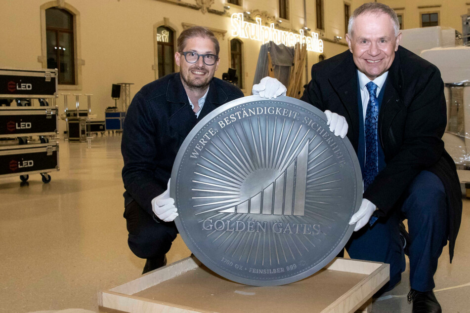 53 Kilo schwer, 100.000 Euro wert: Sonderbewachung für die größte Silbermedaille der Welt
