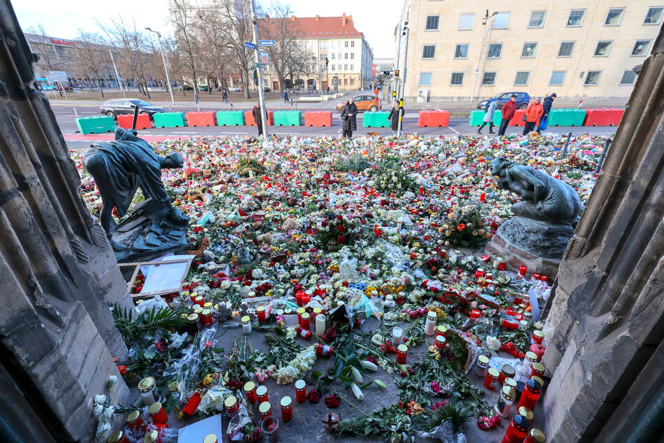 Aufgrund der hohen Anteilnahme in Form von Blumen, Nachrichten, Plüschtieren und Kerzen musste die Jakobstraße vor der Johanniskirche abgesichert werden.