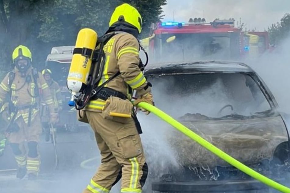 Die Einsatzkräfte der Feuerwehr Ratingen konnten das Feuer am VW Polo schnell löschen. Der Wagen ist trotzdem reif für die Schrottpresse.