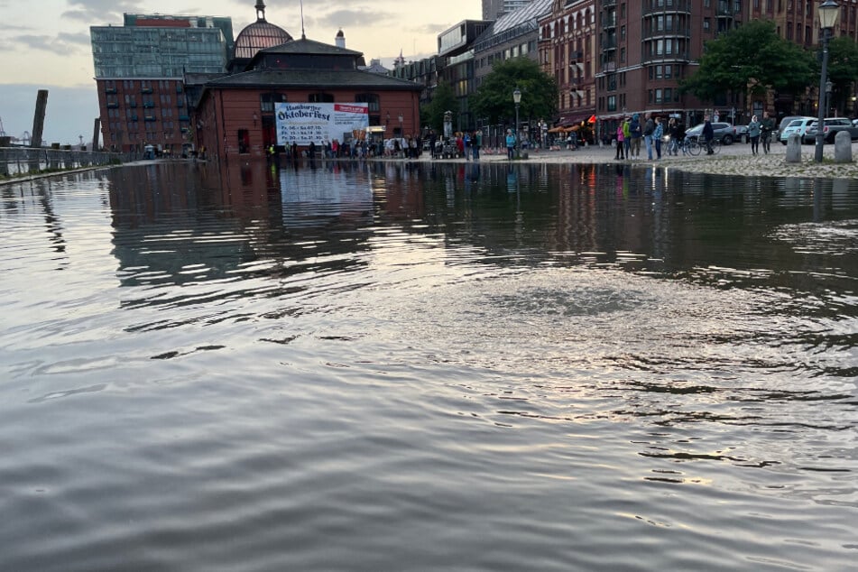 Es ist noch nicht lang her, dass der Hamburger Fischmarkt wegen einer Sturmflut unter Wasser stand. Am Freitag könnte es wieder so weit sein.