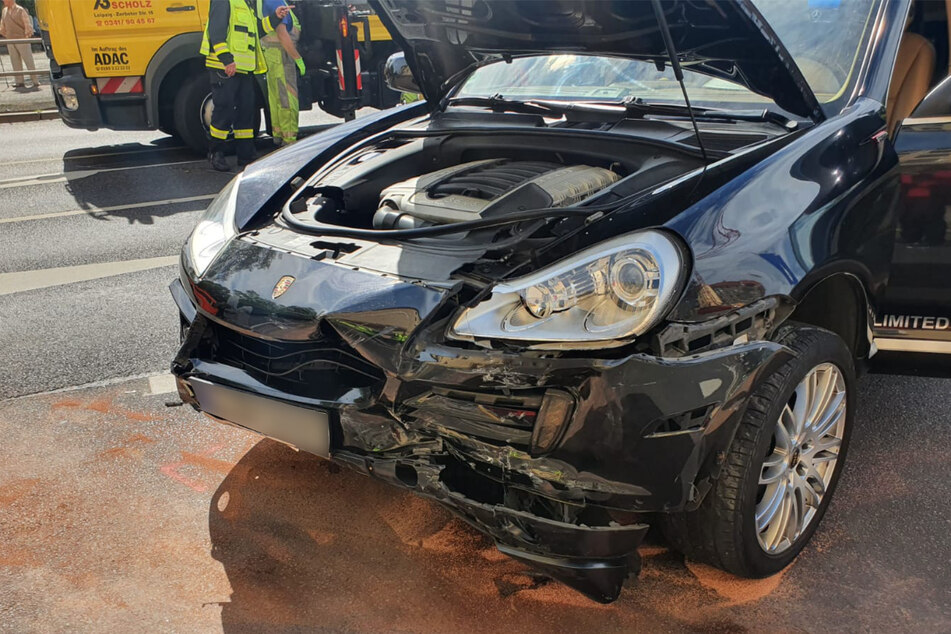 Der Porsche stieß mit einem anderen Fahrzeug zusammen.