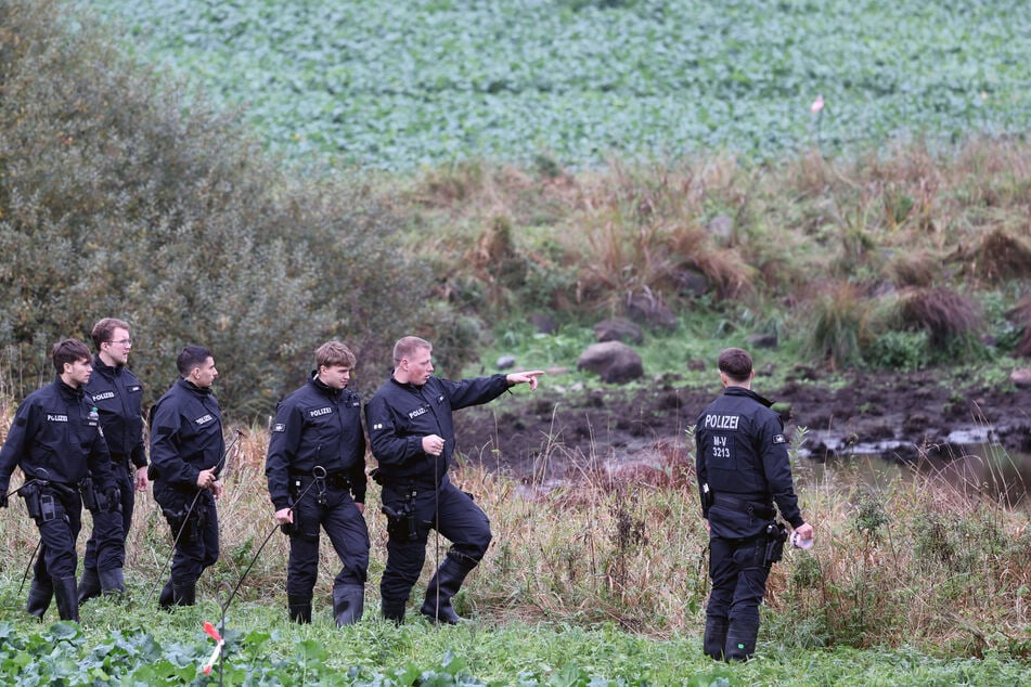 Polizisten untersuchen am Donnerstag erneut das Gelände rund um den Fundort des getöteten Fabian (†8). (Archivbild)