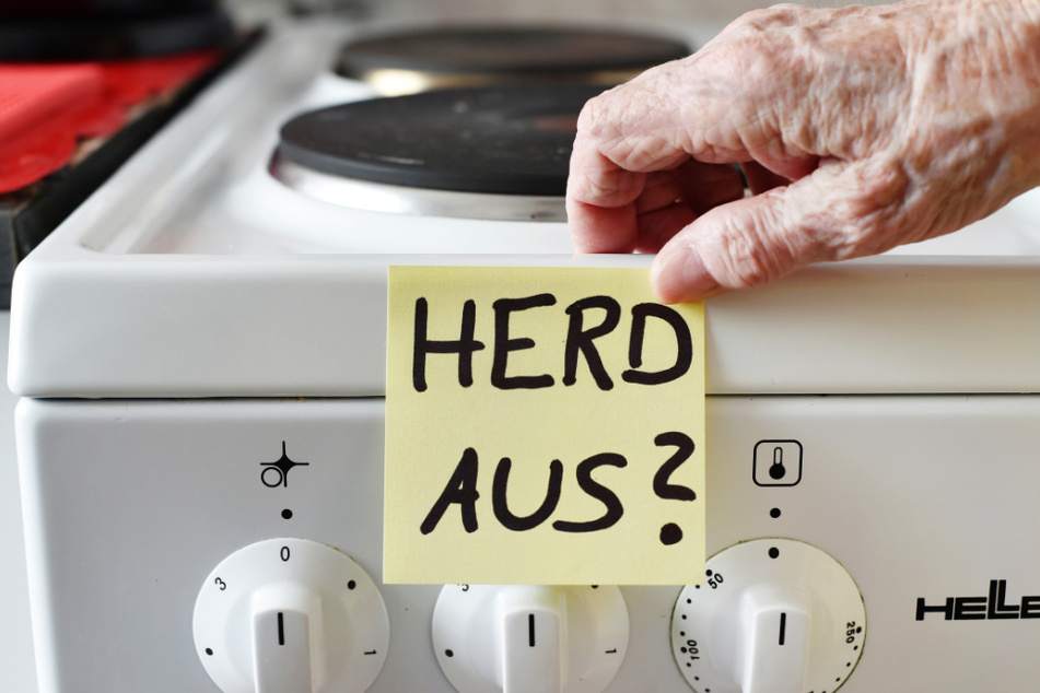 Ein Klebezettel mit dem Schriftzug "Herd aus?" klebt als Erinnerung an einem Herd neben den Drehknöpfen (Symbolbild).