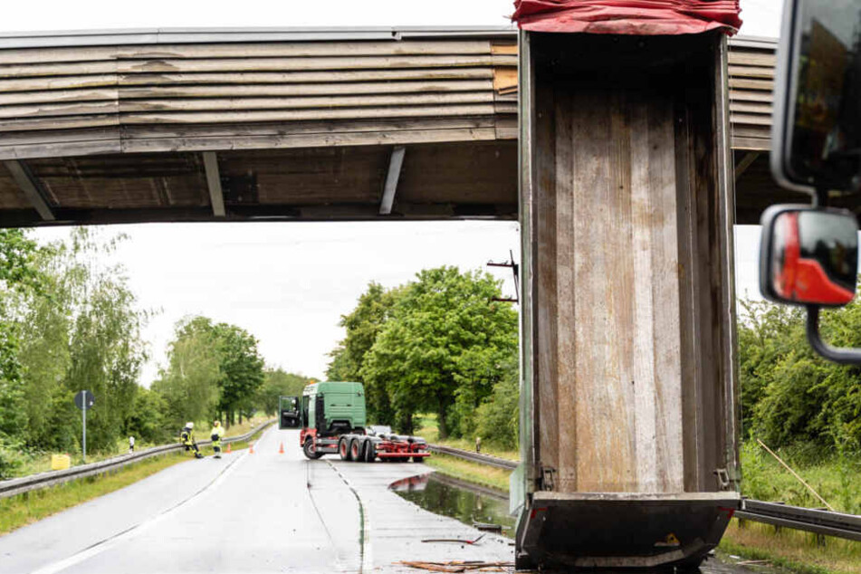 Die Mulde steckte zwischen Fahrbahn und Brücke fest, es entstand ein Sachschaden von rund 800.000 Euro.