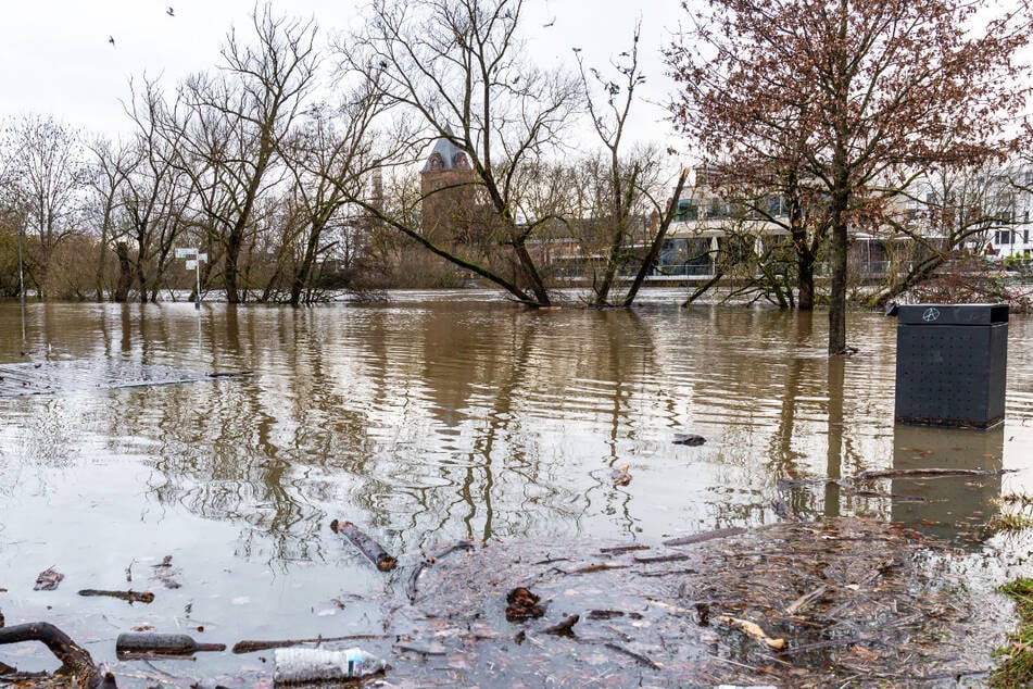 Die Lahn bei Gießen war bereits im Januar über die Ufer getreten, nun kommt es dort erneut zu Hochwasser.