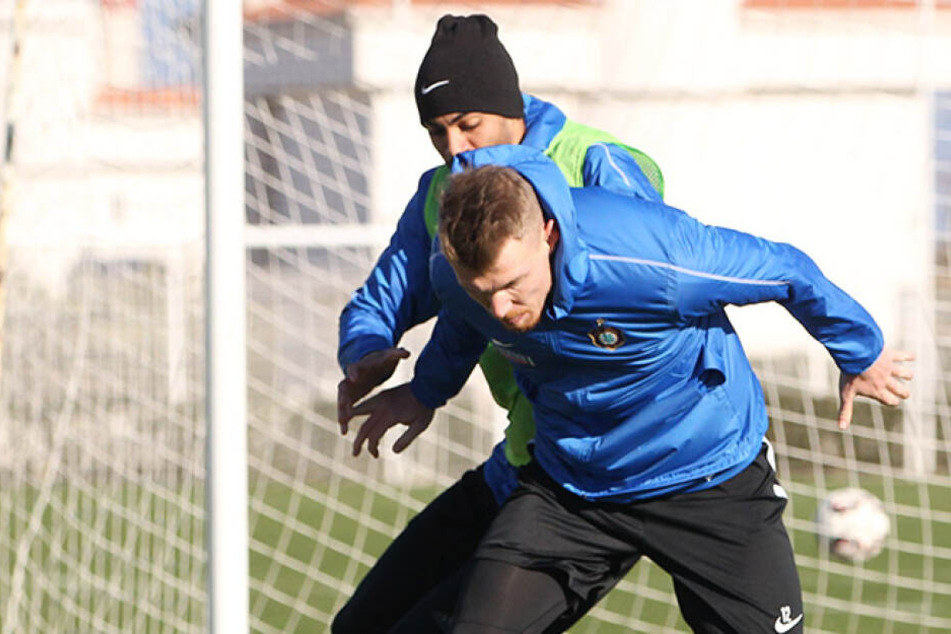 Selten in Belek: Steve Breitkreuz (vorn) im Trainingsspiel auf dem Rasen.