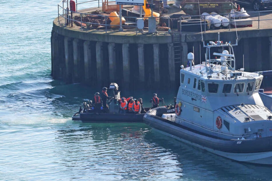 Ein Boot des britischen Grenzschutzes bringt Migranten in den Hafen.