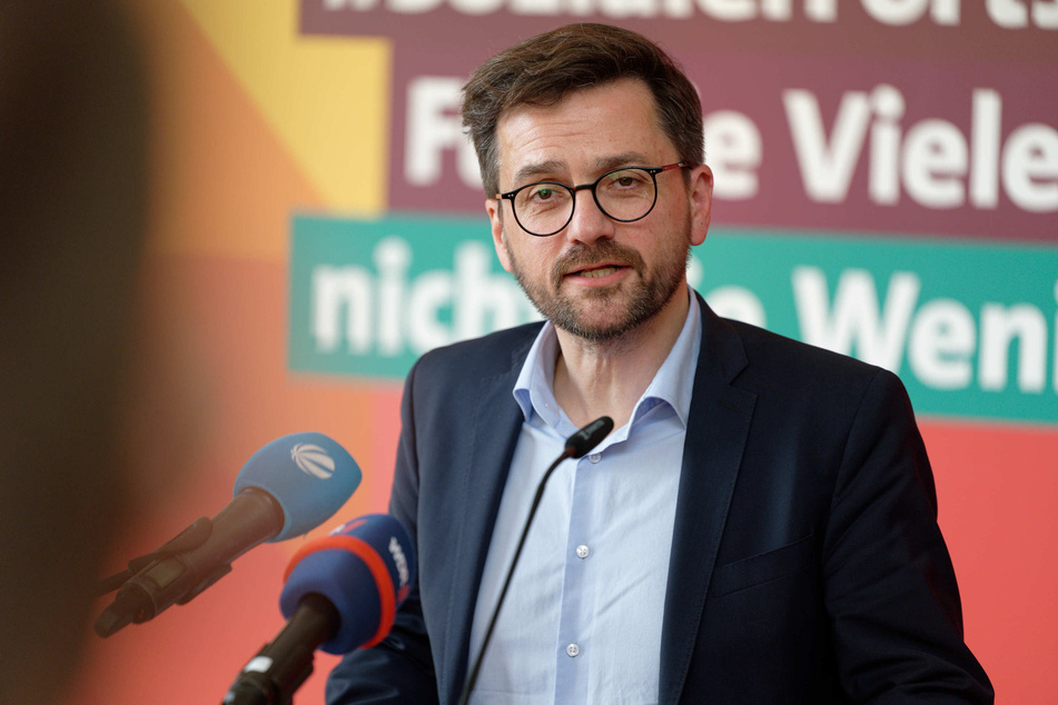 Der 54-Jährige tritt auch als Chef der SPD-Landtagsfraktion in NRW zurück.