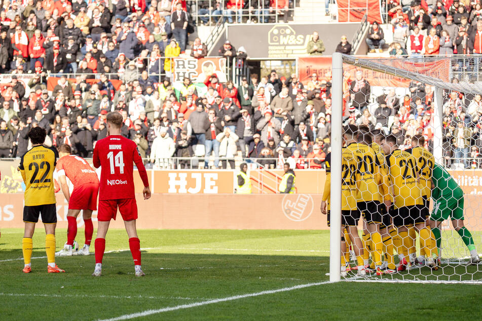 Die Dynamos versammeln sich im Kasten, um den indirekten Freistoß von Rot-Weiss Essen zu verteidigen.