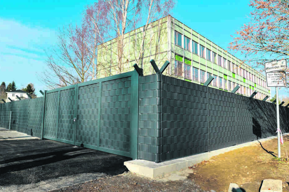 Dieser massive Zaun wirft in Adelsberg viele Fragen auf.