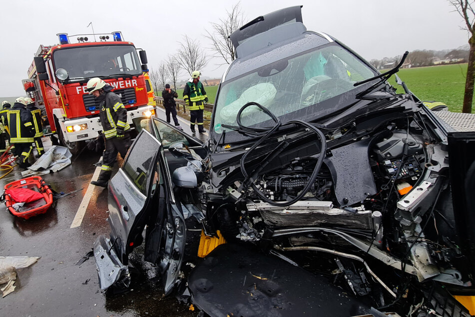 Ford gerät auf Gegenspur: Beifahrer (25) stirbt bei Unfall auf der S31