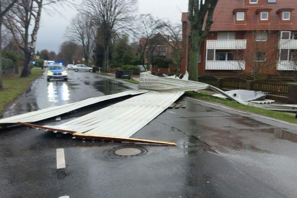 In der Mindener Straße stürzte das Dach eines Carports auf die Straße.