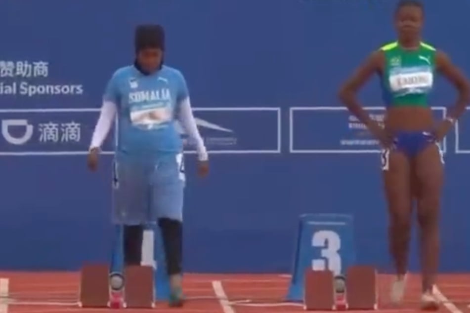 Nasra Ali Abukar (20, l.) vor dem Start des Rennens der World University Games im chinesischen Chengdu über 100 Meter.