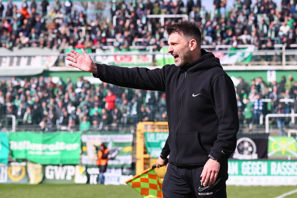 Trotz des Rauswurfs nach kurzer Amtszeit freute sich der Fan-nahe Coach sehr, dass Chemie den Klassenerhalt geschafft hat.