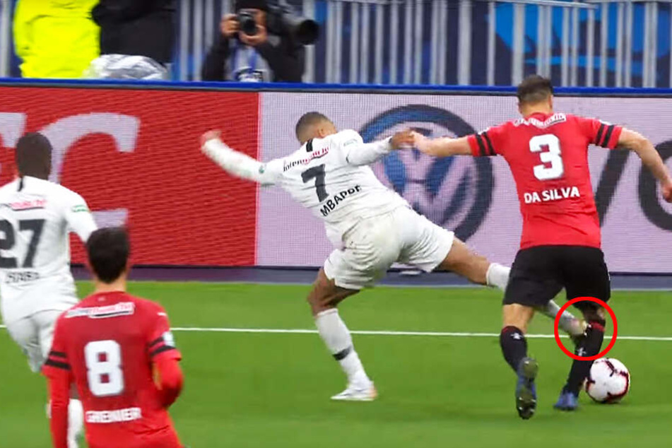 Kylian Mbappé (Zweiter von rechts) zog bei seinem Tritt gegen Rennes-Verteidiger Damien Da Silva (r.) voll durch.