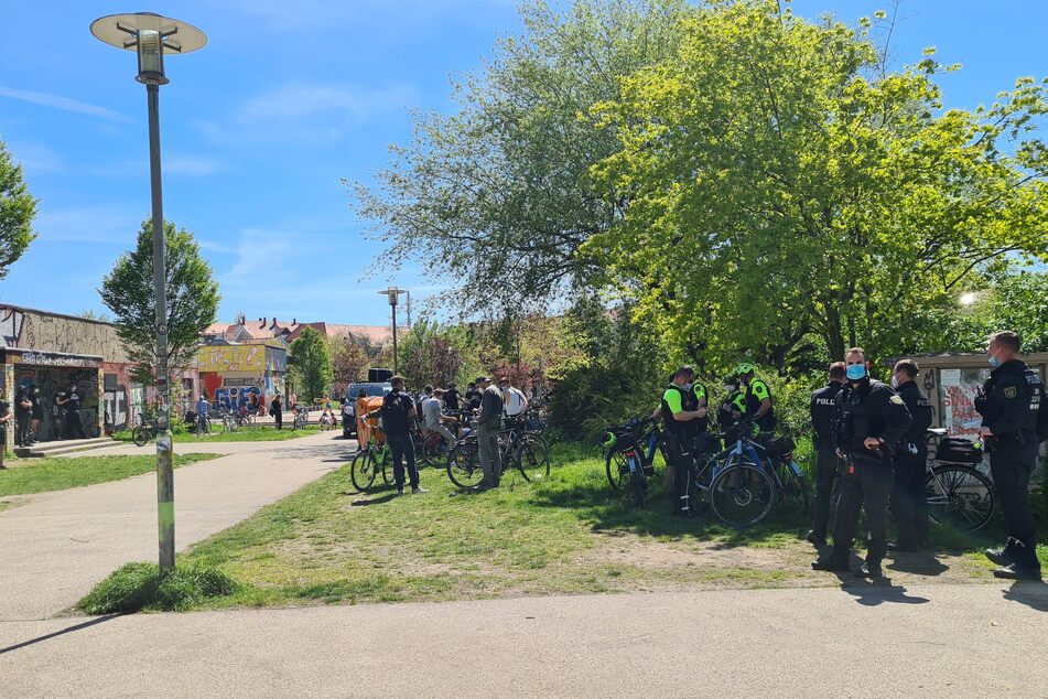 Die Polizei überwacht das Geschehen rund um die Fahrradtour.