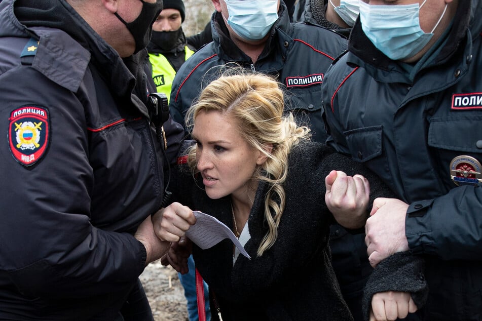 6. April 2021: Anastassija Wassiljewa, Vorsitzende der Allianz der Ärzte und Ärztin von Kremelgegner Nawalny, wird vor dem Straflagers IK-2 von Polizisten festgehalten.