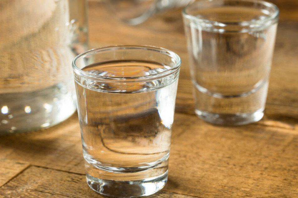 Das Mädchen soll mit Wodka abgefüllt worden sein um sie hilflos zu machen. (Symbolbild)